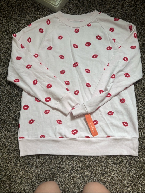 Colsie Tops - Colsie Pink Sweatshirt with Red Lip Print